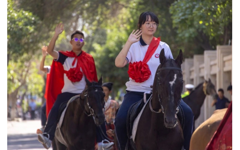 披紅掛花，打馬游街，新疆人送喜報好有儀式感